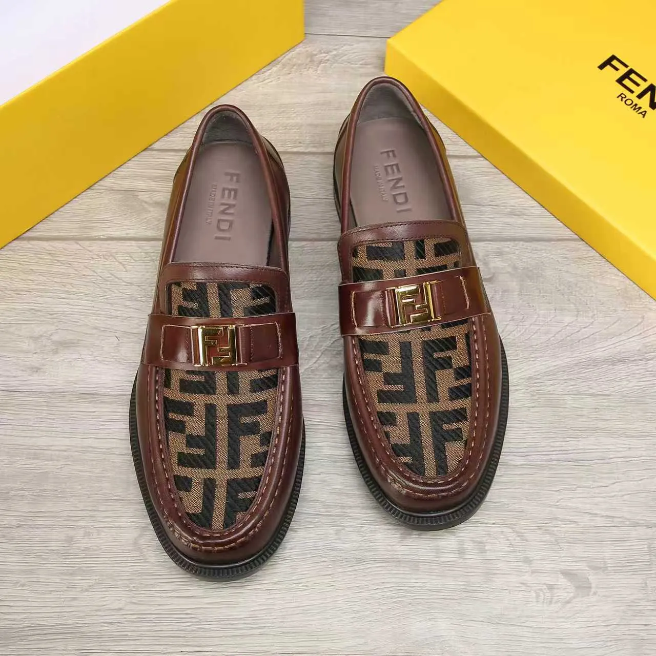​Men's shoes 💰 500 💰 Water dyed cowhide 🆘 The latest FENDI ( Fendi ) new casual leather shoes 🕶️🕶️ Simple routing effect, showing an elegant and cool driving shoe 🎬Made of Italian 🇮🇹 imported calfskin + first-layer water-dyed cowhide lining🐂Excellent material🎬Detailed workmanship 🤗Comfortable foot feel➰➰. ​Pair it with any outfit to show your taste and temperament, low-key luxury ♻️Design ​simple and elegant ​noble and fashionable 🍃​Very loved and favored by trendy men 💓❤️Size: 38-44 2⃣️colors available